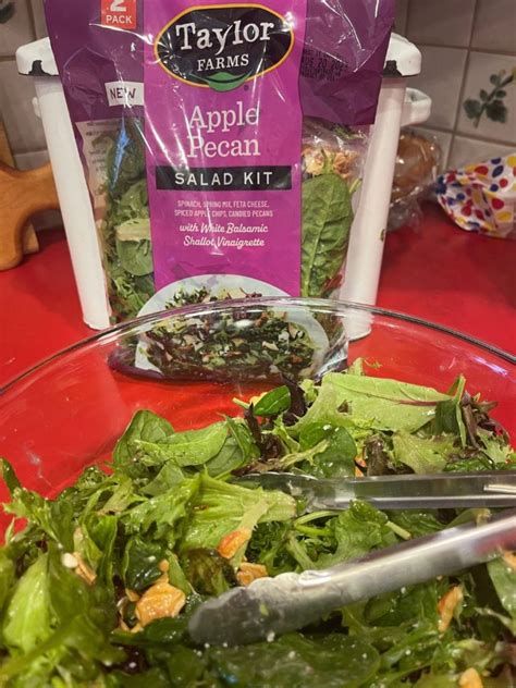 Costco salad kits. The salad is packaged in a see-through bag. When purchasing a salad, check the date stamped on the package and look at the salad to make sure it appears fresh. Do not purchase salads with a considerable number of brown-edged lettuce pieces or lettuce that appears excessively wet. Prepare How do you prepare DOLE … 