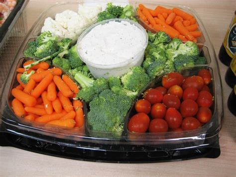 Costco vegetable tray feeds how many. In terms of this, how many veggie trays will I need for 40 people? For a veggie tray tray, two ounces per person is enough. Crisp and Tasty Vegetable Platters Broccoli with a 2 3/4 pound vegetable approximate yield Broccoli florets, 1 pound bag 40 pieces used by fourth day Carrots, 1 pound 65 3 1/2″ sticks used by sixth day Baby-cut carrots ... 