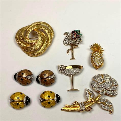 repurpose old brooches, buttons or pendants into fridge magnets - Go Make Me