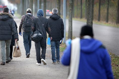 Countless walk across Netherlands in unity with asylum seekers