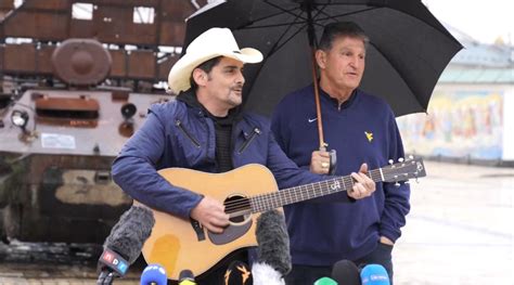 Country music star Brad Paisley singing in Ukraine with Sen