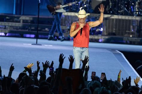 Country star Kenny Chesney books return trip to U.S. Bank Stadium in May