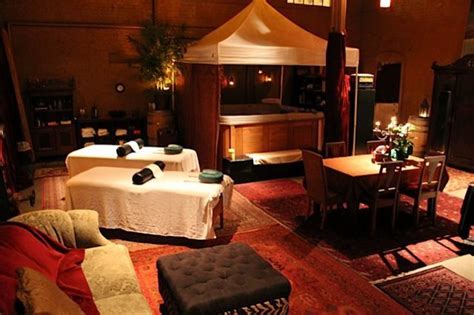 Couples massage seattle. Couples massage costs $100 to $210 per person or $200 to $420 total for a 60-minute session, not including gratuity. Prices vary by location and the therapists' experience level. Costs are typically higher for specialty massages like hot stone or deep tissue. Add-on services like aromatherapy and exfoliation scrubs cost $5 to $15 each on average. 