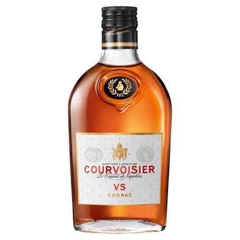 Courvoisier vs. Courvoisier VS + 2 skleničky, 40%, 0,7l. 15 hodnocení. Tweet. Výraz jedinečnosti celé řady koňaků Courvoisier. Elegantní a zralý blend toho nejlepšího z Grande Champagne and Borderies vytvořil tento vyjímečný koňak. Dostupnost. 