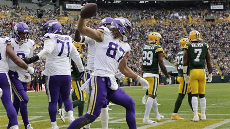 Cousins throws 2 TD passes before leaving with injury in Vikings’ 24-10 victory over Packers