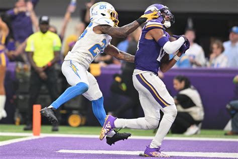 Cousins throws last-second interception in end zone as Vikings fall 28-24 to Chargers