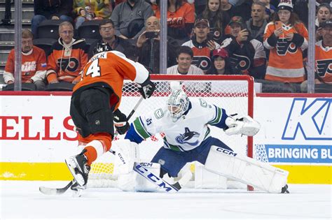 Couturier scores on penalty shot, Hart makes 25 saves to help Flyers beat Canucks 2-0
