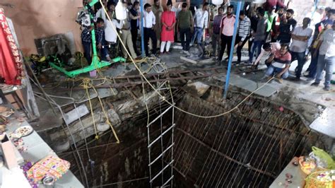 Covering over well at Indian temple collapses, killing 8