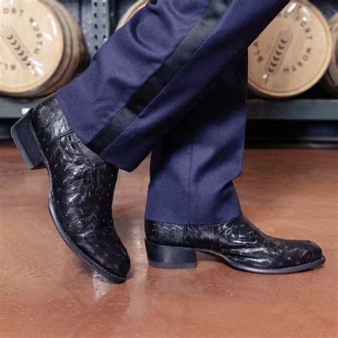 Cowboy boots with a suit. Normally, when I don’t wear boots, I’ll make sure the pants just touch the ground or are at most 1 inch off the ground at the back heel. When wearing boots, I usually make sure the tuxedo pants can cover 1/4 or 1/5 of the boot vamp. When hiding the shaft of the cowboy boots completely, you can own a neat look. 