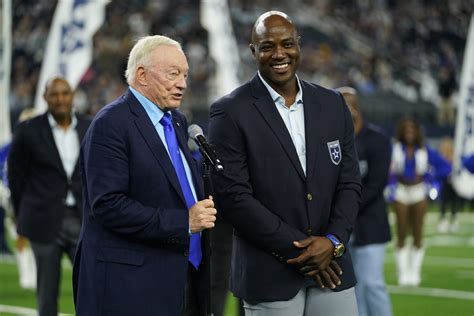 Cowboys owner Jerry Jones still loves the spotlight in his 80s, despite reasons to shrink from it