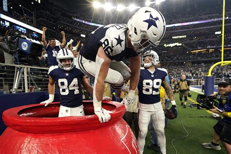 Cowboys tight ends play Whac-A-Mole after hurdling Giants