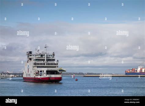 Cowes ferry port hi-res stock photography and images - Alamy