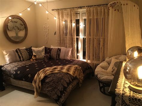 Cozy bed. A boho bedroom is all about that natural vibe so go for natural earth tones. Start with neutral colors and then you can layer in earth tones in your favorite shades. Here are some of the top boho color choices. White. Beige or Tan. Burnt Orange. Browns. Yellows. Blue, green or pink as accents. 