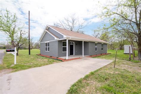 1504 Kennedy Street, Bonham, TX 75418. 3 Bedrooms. $1,650. 1071 sqft. WELCOME HOME This charming well-maintained 3 bedroom, 2 full bathrooms, 1 story home is ready for move-in. The kitchen has plenty of cabinet storage, a reach-in pantry, and a separate dining area.