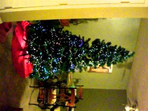 Câu dịch mẫu: It was not Christmas time. There was a Christmas tree. ↔ Đó không phải là thời điểm Giáng sinh. Ở đó có cây Nô-en. Christmas tree noun ngữ pháp . A conifer …. 