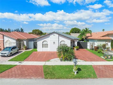 craigslist houses for rent near Miami, FL. see also. studio apartments one bedroom apartments for rent two bedroom apartments for rent ... 8838 Nw 180th Ter Hialeah, FL 33018 *Luxury home in the exclusive gated community "Modern 60 Doral* $8,100. 7450 Nw 100th Ct #0 Doral, FL 33178 Large two bedroom and two bathroom single family home for rent .... 