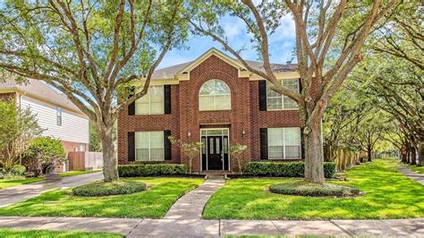 3 bedroom, 1 bathroom corner house in the City of South Houston. Amenities included: hardwood floors, updated bathroom, and large yard for family events. $1,295/month rent. $1,295 security deposit required. Please submit the form on this page or contact Joseph Montalvo at 281-733-9718 to learn more..