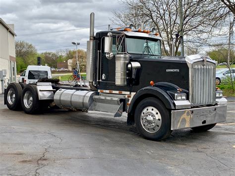 Craigslist kenworth trucks for sale by owner. 14,900 1982 Kenworth W900a. Heated Mirrors. Tires are exceptional with 4 steel wheels and 6 alum., 100 fuel tank, single vertical stack, air brake dryer and brakes estimated at 50%. Tank, Lely 200-1108-8BBl, pump NVE50, 3" and 4" valves (rear location), 3 top lids and one rear lid, pto and pump. 