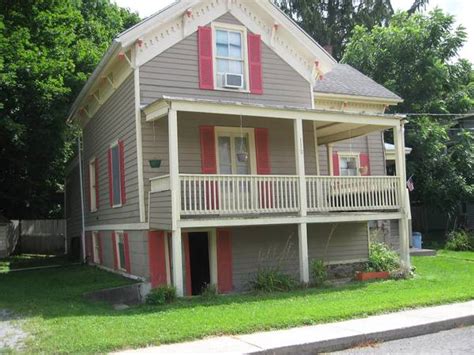 Village of Middleburgh: 1 BR,New Duplex,one floor level,porch,parking,washer/dryer,dish washer,hardwood floor,flood free,all appliances,queit place for one or two .... 
