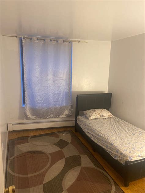 Brooklyn , NY. Unfurnished room in an apartment. WILLIAMSBURG ROOM FOR RENT: 3 Bedroom 1 Bath Apartment, with one rooms available for a 1st July Move in. Location: 1 Block Away from the G Train. 4 minutes away from L Train at (Lorimer St) and a 7 minute walk to JMZ trains at Hewes Station.