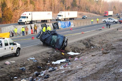 Crash i 65 kentucky. 0:50. Kentucky drivers heading into Louisville through Interstate 65 on Wednesday will want to take a different route after a semi-truck crashed earlier in the morning, spilling a load of Bud ... 