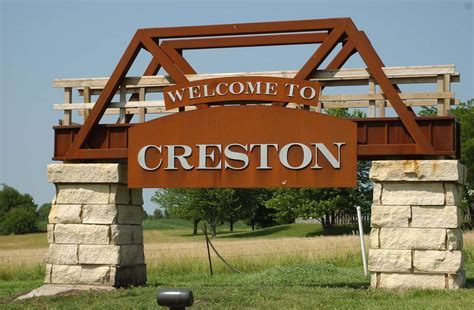 Creston area swap. The median income in Creston is $56,733 which is 34% lower than British Columbia. Median household income. $56,733 31% lower than the CDN average. In labour force. 49% 24% lower than the CDN average. Unemployment rate. 