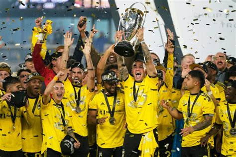 Crew race to 2-goal lead in 1st half, hold on to beat LAFC 2-1 for 3rd MLS Cup
