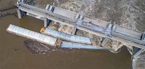 Crews work to recover 3 barges that got loose on Ohio River