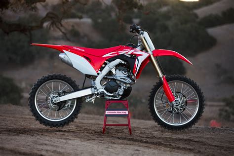 Crf 250r. The Expert has bigger wheels and a longer swingarm, so you’ll find it fits taller riders a bit better. Both feature our high-performance Unicam® engine, a Honda exclusive that’s light, compact, high-revving and powerful. If you want to find out what victory tastes like, get on a Honda CRF150R or a CRF150R Expert. 