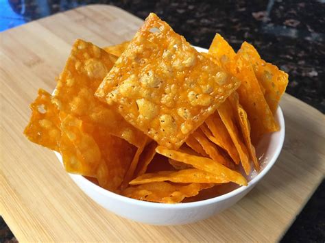 Crisps and cheese. Scoop the mac and cheese into 2-tablespoon portions, press into a ball, and place on a parchment or wax paper-lined rimmed baking sheet. Freeze until firm, at least 30 minutes. Place 1 cup all-purpose flour in a wide, shallow bowl. Lightly beat 4 … 