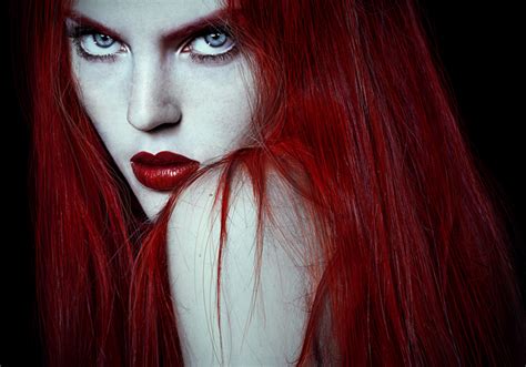 Cristina Otero: young Spanish artist creating stunning self ...