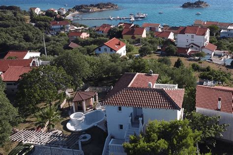 Croatia Rab apartments to rent for holidays by sandy beaches