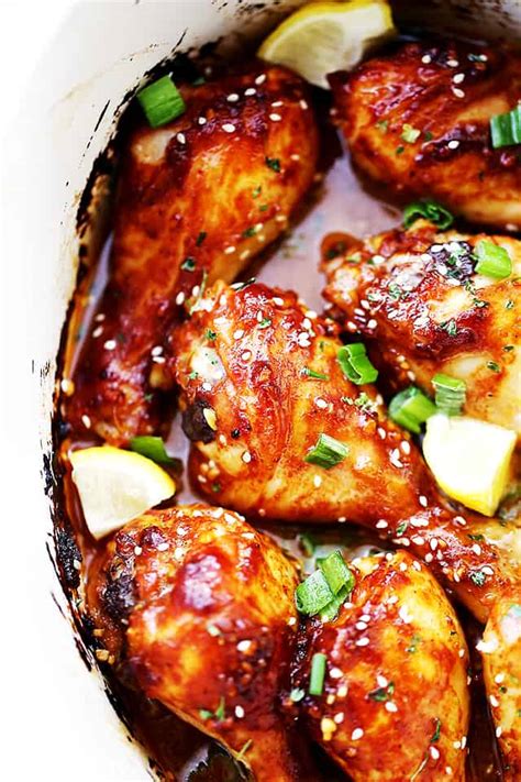 Crock pot chicken drumsticks. Chicken drumsticks should be cooked at 400 degrees in a preheated oven according to Better Homes and Gardens. They should be cooked for 35 to 40 minutes, and the meat should not be... 