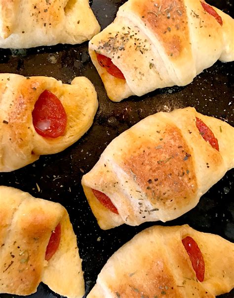 Croissant pizza. Heat oven to 375°F. Grease or spray cookie sheet. In 10-inch skillet, cook sausage and garlic over medium heat until no longer pink; drain. Stir in bell pepper. 2. On cookie sheet, unroll dough and separate into 4 rectangles; press each into 7x4-inch rectangle, firmly pressing perforations to seal. Spread 1 tablespoon … 