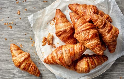 Crosaint. Croissant, French pastry that is typically crescent-shaped, which is the origin of its French name. Although there are earlier culinary references to “croissants,” the first recipe for the croissant as it is known today emerged only as recently as 1906. The huge growth in popularity of the 
