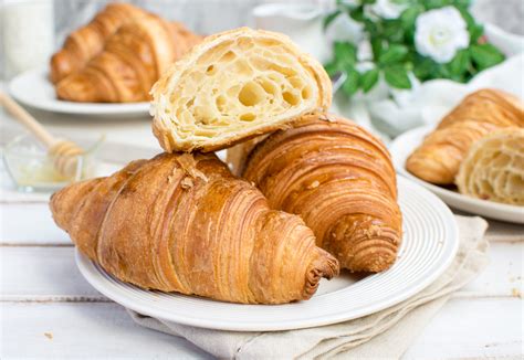 Crosant. Instructions. Preheat the oven to 350 F and place 6 croissant halves on a large rimmed baking sheet. On each croissant half, place one piece of cheese, topped by one piece of ham. In a large non-stick pan or cast … 