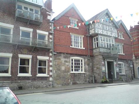 Crown Hotel, 5, Crown Square, Denbigh Coflein