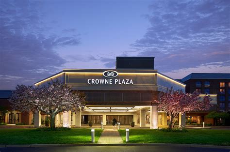 Crown plaza warwick. pleasant, fast-paced work. BANQUET BARTENDER (Current Employee) - Warwick, RI - December 11, 2018. Working at the Crowne Plaza is enjoyable. Employees work together as a team to support one another. It's a positive, upbeat atmosphere; since most functions are happy occasions such as weddings and other celebrations. 