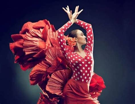 Empecemos con el baile español más famoso, el Flamenco, una forma de arte bella y apasionada que ha sido declarada Patrimonio de la Humanidad por la UNESCO. Se originó en las comunidades gitanas de Andalucía y, de hecho, es mucho más que un “simple baile”. El flamenco incluye una mezcla de guitarra, canto, baile, palmas y …. 