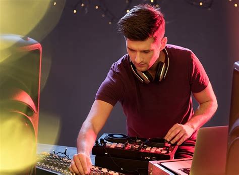 Cuánto cobra un DJ: descubre su salario - Treintaycinco mm