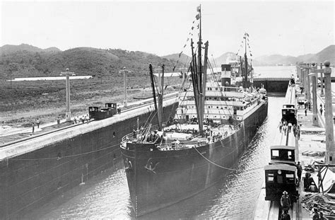 Cerca de 12.000 embarcaciones viajan a través del canal cada año llevando 200 millones de toneladas de cargamento. Alrededor de 9.000 personas trabajan actualmente en el Canal de Panamá. Datos Curiosos sobre el Canal de Panamá. En 1928, Richard Halliburton nadó la longitud del Canal de Panamá, solo tuvo que pagar 36 …