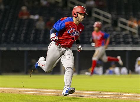 Cuban catcher defects after World Baseball Classic, per report