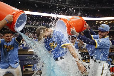 Cubs move a step closer to playoff elimination, losing 4-3 to Brewers in 10 innings