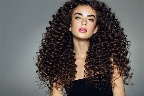 Curly hair treatment. Wavy hair may need less moisture and more lightweight products. Curly: Curly hair often has more spirals making it difficult for sebum to reach the lengths of the hair. This curl pattern may experience some oiliness at the root but overall be dry. Dryness can lead to frizz, breakage, and brittle-feeling hair. 