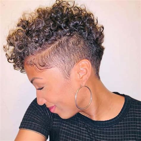 Curly mohawk hairstyles for women. The frohawk, named by combining the names of the afro and mohawk hairstyles, is often worn by African-American men and women with naturally curly hair. The hairstyle can be worn with many variations. Some people will have hair twists on the side, pinned up sides, cornrows or shaved sides similar to a mohawk. The frohawk hairstyle is thought to ... 