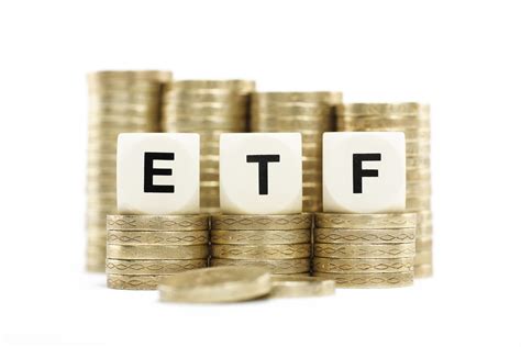 ETF (Exchange Traded Fund) là một quỹ đầu tư mô phỏng theo biến động của chỉ số chứng khoán hoặc trái phiếu. ETF được niêm yết và giao dịch trên Sở Giao dịch Chứng khoán tương tự như cổ phiếu. Đây được xem là một cách đầu tư chứng khoán thụ động.