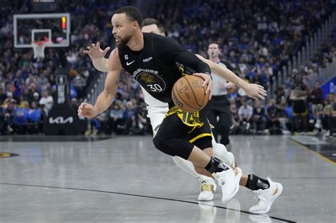 Curry, Warriors rally past NBA-best Bucks 125-116 in OT