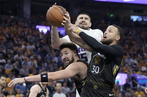 Curry scores 36, Warriors beat Kings 114-97 without Green