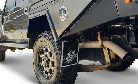 This F450/F550/F600 mud flap is a drill-less model, available in two widths (12″ or 14″) and two lengths (approximately 11.5″ below the fender or 13.5″ below). Application: It fits the FRONT of all stock 2017 to 2022 F450, F550 and F600 trucks. Mounting: DuraFlap uses custom made mounting hardware to be used on the Ford Aluminum body truck.