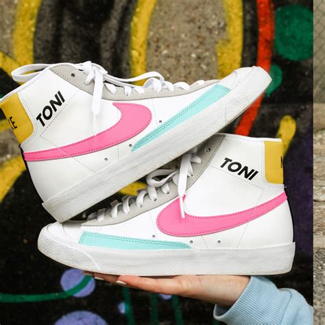 Explore the Nike Blazer Mid '77 Women's Shoes Originally designed for performance hoops, the durable construction, tough stitching and easy-entry lacing delivers comfort that lasts. Padded, mid-cut collar looks sleek and feels great. . 